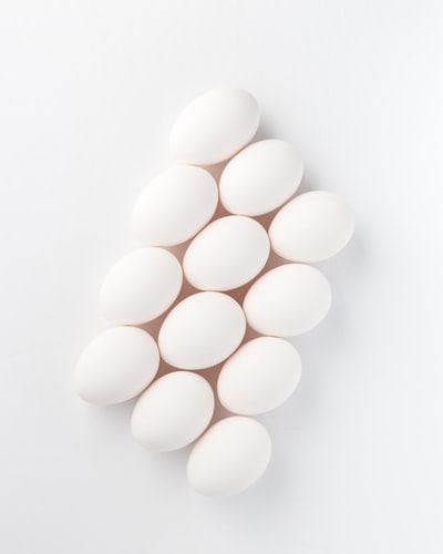 在白色的表面上有十二个白色的蛋